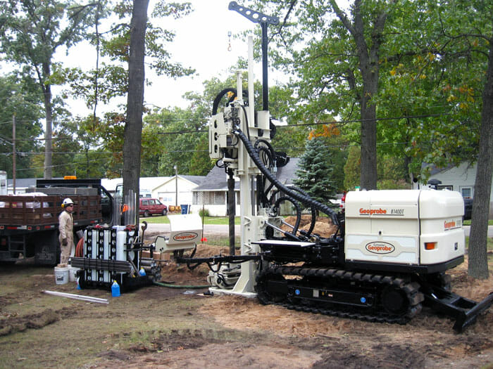 minimal footprint sonic drilling machine being operated by a MATECO drilling expert